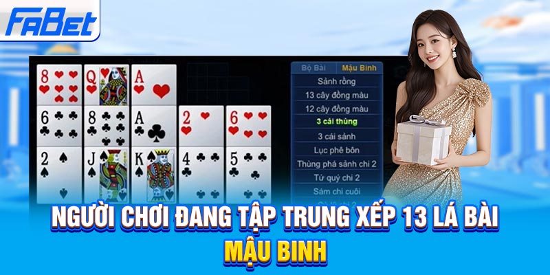 Người chơi đang tập trung xếp 13 lá bài Mậu Binh